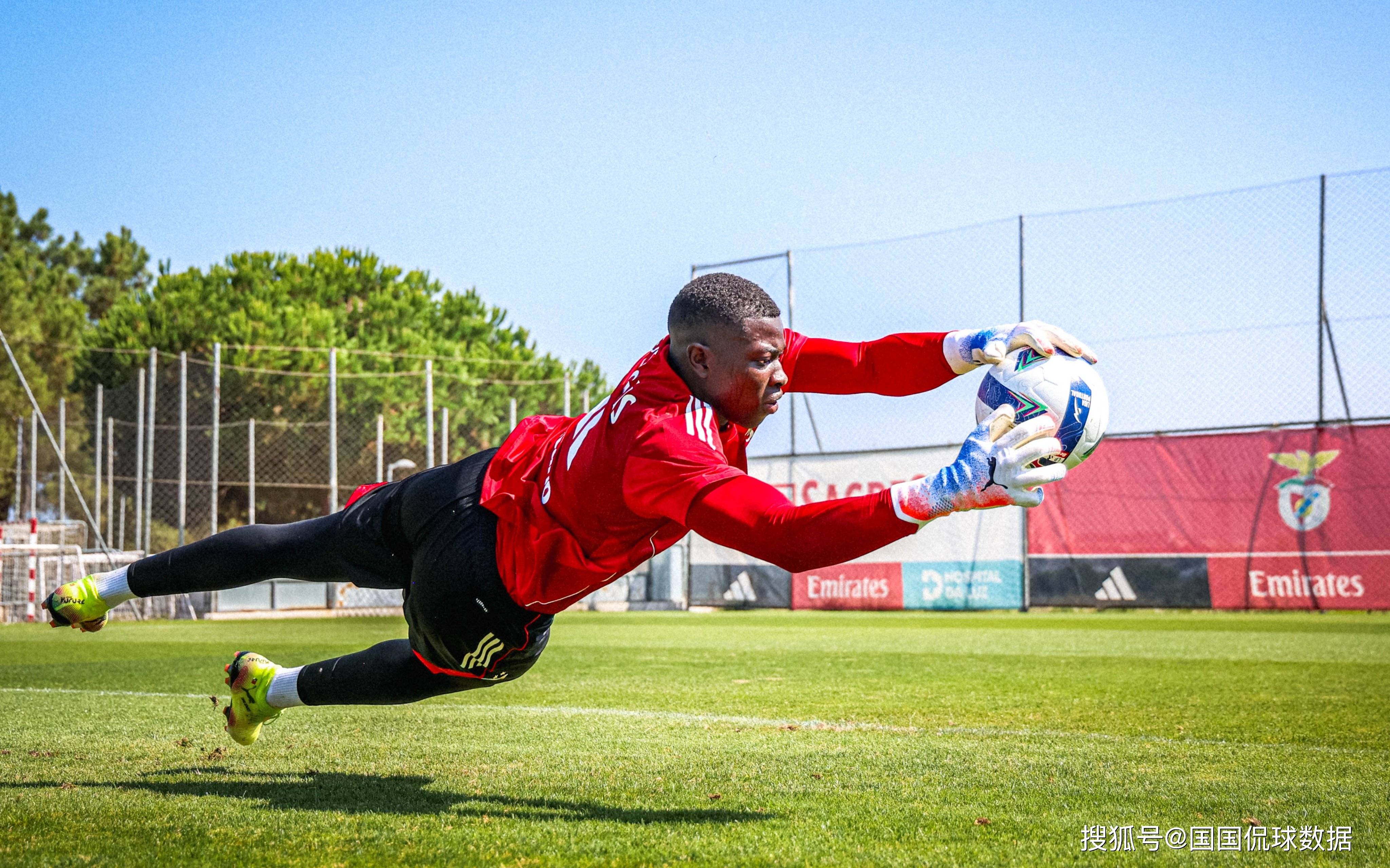 包含重磅！穆雷连续十五场比赛得分超过状态火爆本菲卡强势反弹备战欧超杯，今晨埃因霍温单刀错失的词条欧宝官网